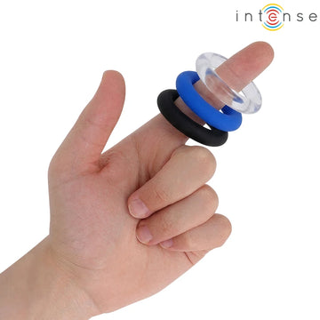 Anéis Penianos Intense Wick — anéis colocados num dedo para mostrar a flexibilidade