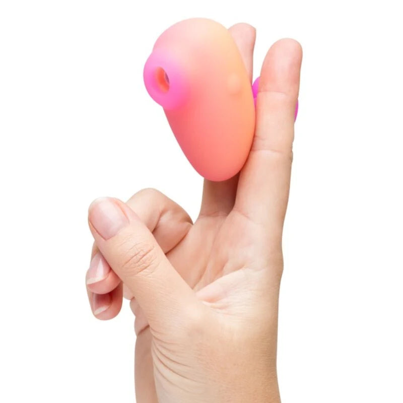 Sugador Clitoriano de Dedo ROMP Kiss — produto colocado entre os dedos