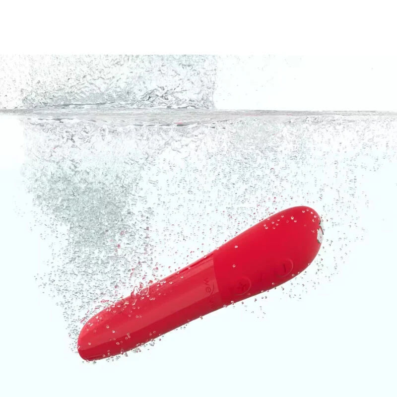 Vibrador Bullet We-Vibe Tango X (Vermelho cereja) — produto submerso com bolhas de água