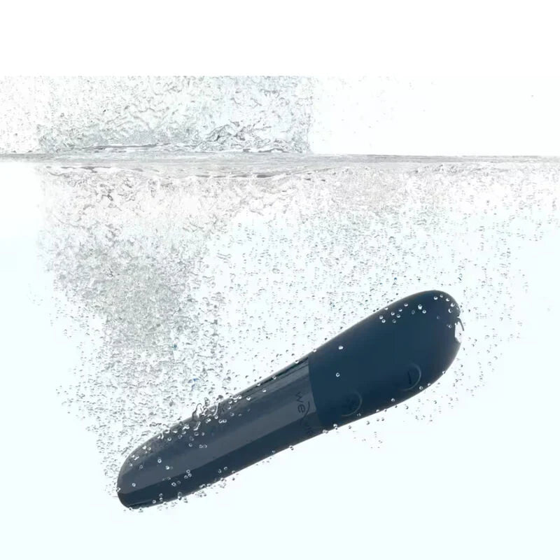 Vibrador Bullet We-Vibe Tango X (Azul meia-noite) — produto submerso com bolhas de água