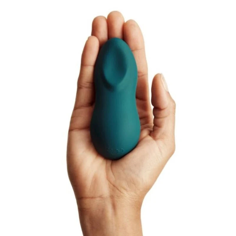 Vibrador We-Vibe Touch X (Verde) — produto segurado na vertical